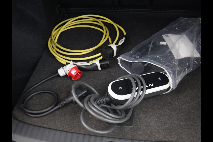 Škoda ENYAQ iV 60 FIRST EDITION + CHRYSTAL LIGHTNING | 21 INCH | ADAPTIVE CRUISE | MEMORY | SFEERVERLICHTING
