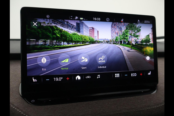 Škoda ENYAQ iV 60 FIRST EDITION + CHRYSTAL LIGHTNING | 21 INCH | ADAPTIVE CRUISE | MEMORY | SFEERVERLICHTING