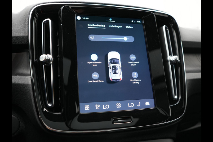 Volvo XC40 Ultimate Recharge Pure 70 kWh 231pk Dealer O.H. | Trekhaak Af Fabriek | Panodak | Adaptive Cruise | 360 Camera | Harman / Kardon | Alcantara Sportstoelen Memory & Verwarmd | Keyless | Blis | Apple Carplay | Google Assistent | DAB |