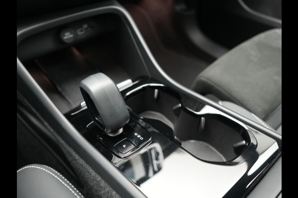 Volvo XC40 Ultimate Recharge Pure 70 kWh 231pk Dealer O.H. | Trekhaak Af Fabriek | Panodak | Adaptive Cruise | 360 Camera | Harman / Kardon | Alcantara Sportstoelen Memory & Verwarmd | Keyless | Blis | Apple Carplay | Google Assistent | DAB |