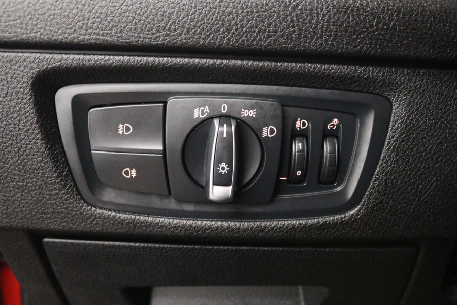 BMW 1-serie 118i Executive Automaat (GROOT-NAVIGATIE, LED, PANORAMADAK, CAMERA, SPORTSTOELEN, GROOTLICHT ASSIST, PDC)