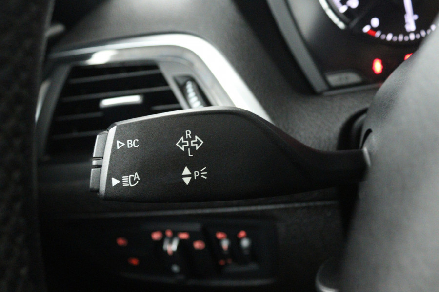 BMW 1-serie 118i Executive Automaat (GROOT-NAVIGATIE, LED, PANORAMADAK, CAMERA, SPORTSTOELEN, GROOTLICHT ASSIST, PDC)