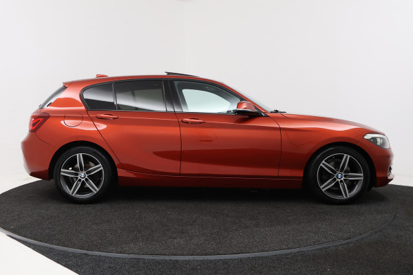 BMW 1-serie 118i Executive Automaat (GROOT-NAVIGATIE, LED, PANORAMADAK, CAMERA, SPORTSTOELEN, GROOTLICHT ASSIST, PDC)