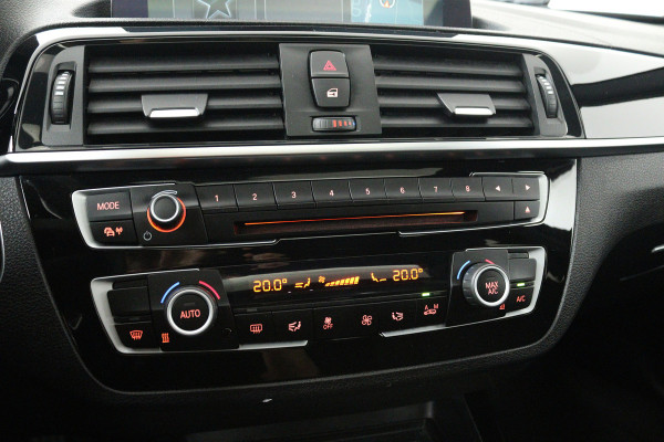 BMW 1-serie 118i Executive Automaat (GROOT-NAVIGATIE, LED, PANORAMADAK, CAMERA, SPORTSTOELEN, GROOTLICHT ASSIST, PDC)