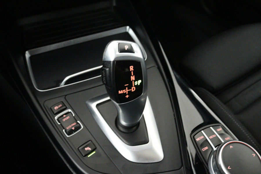BMW 1-serie 118i Executive Automaat (GROOT-NAVIGATIE, LED, PANORAMADAK, CAMERA, SPORTSTOELEN, GROOTLICHT ASSIST, PDC)
