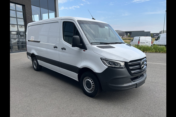 Mercedes-Benz Sprinter 317 CDI L2 H1 LED / 360 Camera / Distronic / MBUX / Navigatiesysteem / Parkeersensoren / Airco / 270 Graden achterdeuren