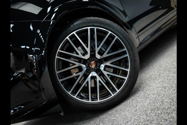 Porsche Cayenne Black edition Meestr. achteras / 22 inch / sportstoelen / 3e scherm / BOSE