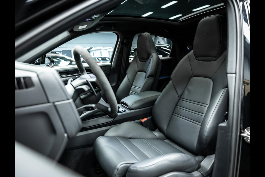 Porsche Cayenne Black edition Meestr. achteras / 22 inch / sportstoelen / 3e scherm / BOSE