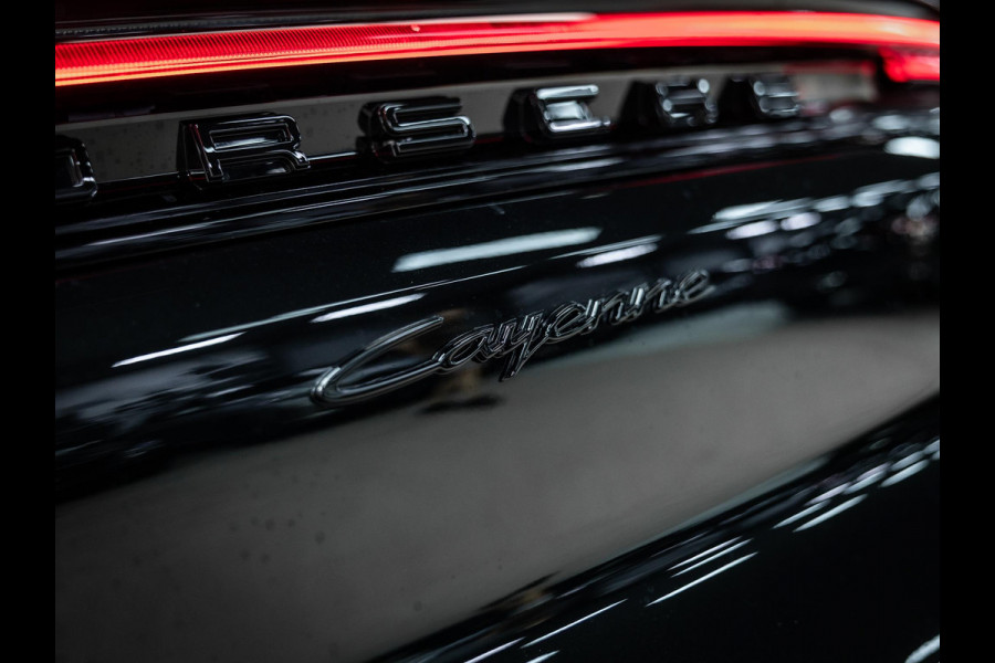 Porsche Cayenne Black edition Meestr. achteras / 22 inch / sportstoelen / 3e scherm / BOSE