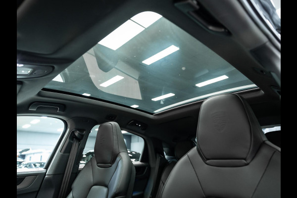 Porsche Cayenne Black edition Meestr. achteras / 22 inch / sportstoelen / 3e scherm / BOSE
