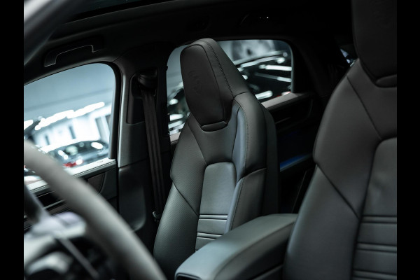 Porsche Cayenne Black edition Meestr. achteras / 22 inch / sportstoelen / 3e scherm / BOSE