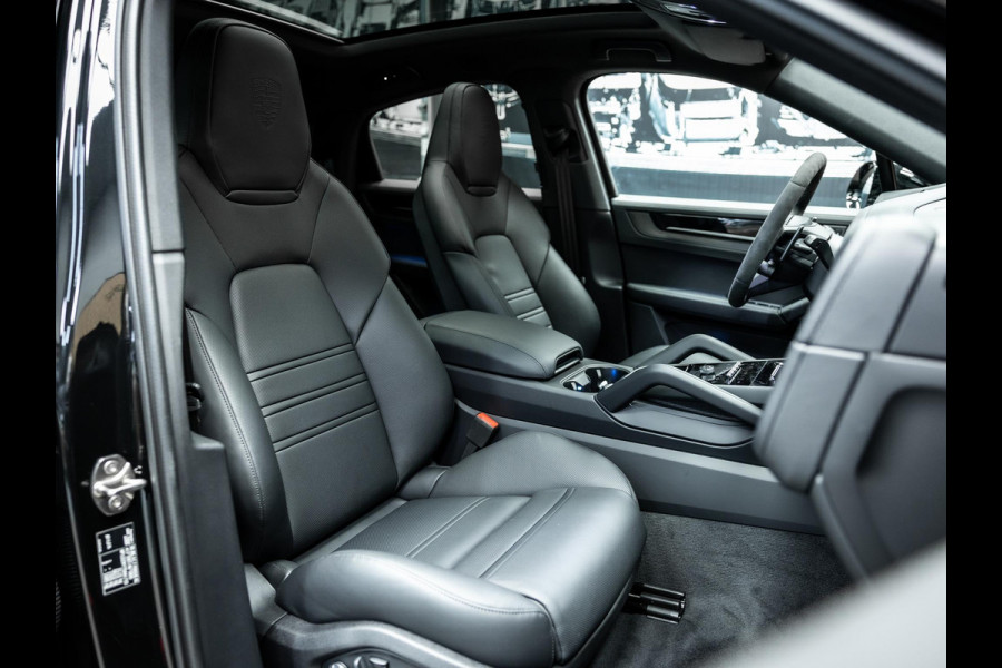 Porsche Cayenne Black edition Meestr. achteras / 22 inch / sportstoelen / 3e scherm / BOSE