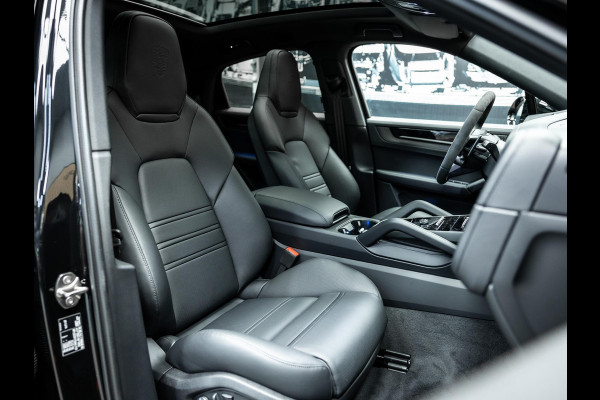 Porsche Cayenne Black edition Meestr. achteras / 22 inch / sportstoelen / 3e scherm / BOSE