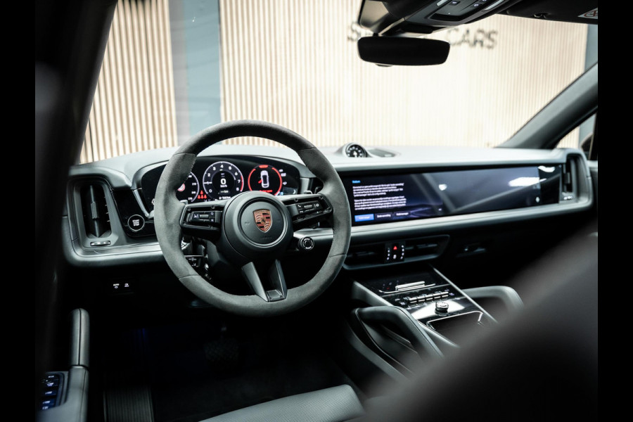 Porsche Cayenne Black edition Meestr. achteras / 22 inch / sportstoelen / 3e scherm / BOSE