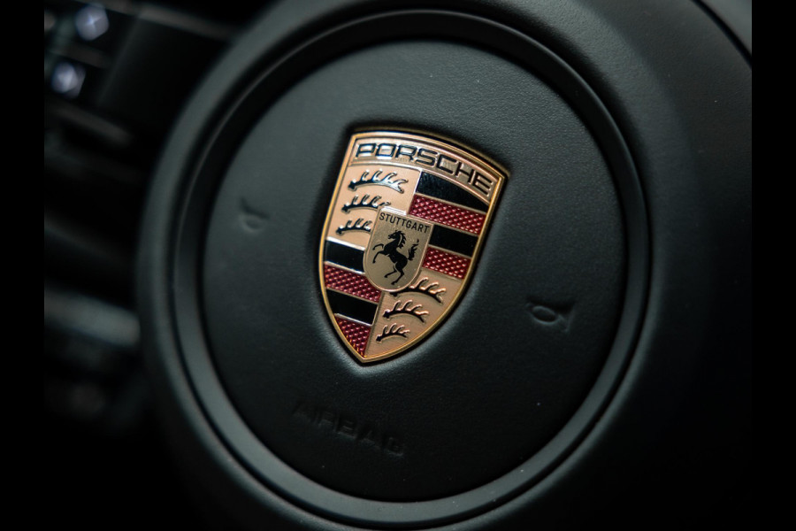 Porsche Cayenne Black edition Meestr. achteras / 22 inch / sportstoelen / 3e scherm / BOSE