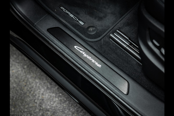 Porsche Cayenne Black edition Meestr. achteras / 22 inch / sportstoelen / 3e scherm / BOSE