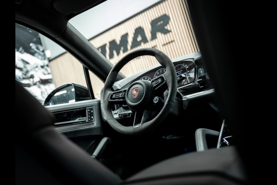 Porsche Cayenne Black edition Meestr. achteras / 22 inch / sportstoelen / 3e scherm / BOSE