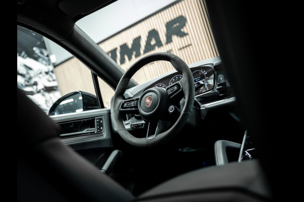 Porsche Cayenne Black edition Meestr. achteras / 22 inch / sportstoelen / 3e scherm / BOSE