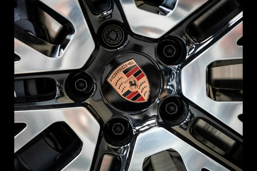 Porsche Cayenne Black edition Meestr. achteras / 22 inch / sportstoelen / 3e scherm / BOSE