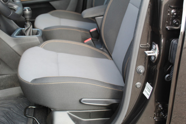 Dacia Jogger 1.0 TCe 110 Extreme 7p. Zeer nette en erg praktische Dacia ! Autm. airco, metallic lak, stoelverwarming, LM wielen+all season banden, cruise control, pdc v+a, dodehoek assistent, camera, navigatie, telefoonvoorb.,  etc.