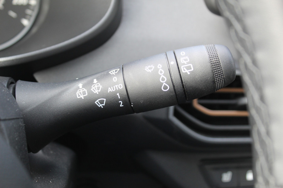 Dacia Jogger 1.0 TCe 110 Extreme 7p. Zeer nette en erg praktische Dacia ! Autm. airco, metallic lak, stoelverwarming, LM wielen+all season banden, cruise control, pdc v+a, dodehoek assistent, camera, navigatie, telefoonvoorb.,  etc.