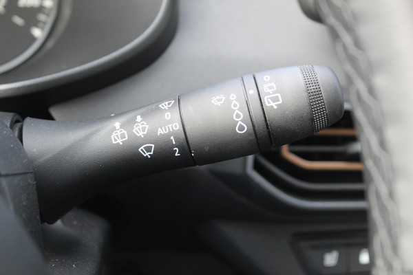 Dacia Jogger 1.0 TCe 110 Extreme 7p. Zeer nette en erg praktische Dacia ! Autm. airco, metallic lak, stoelverwarming, LM wielen+all season banden, cruise control, pdc v+a, dodehoek assistent, camera, navigatie, telefoonvoorb.,  etc.