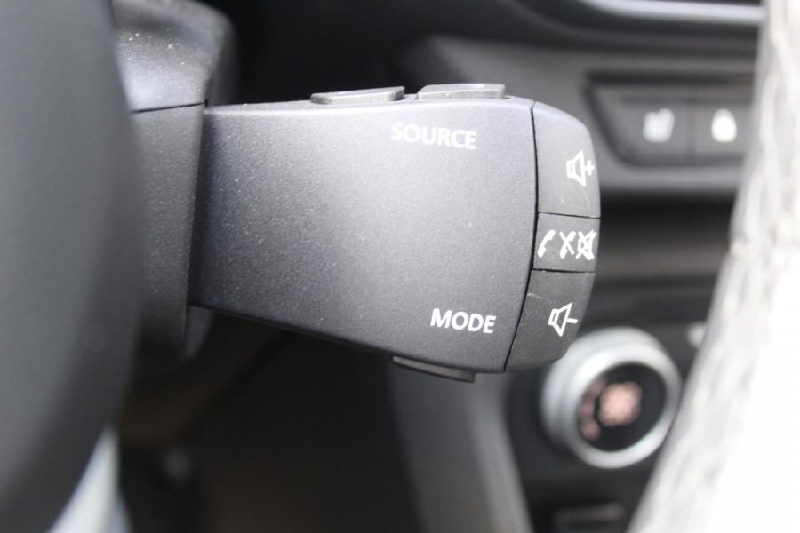 Dacia Jogger 1.0 TCe 110 Extreme 7p. Zeer nette en erg praktische Dacia ! Autm. airco, metallic lak, stoelverwarming, LM wielen+all season banden, cruise control, pdc v+a, dodehoek assistent, camera, navigatie, telefoonvoorb.,  etc.