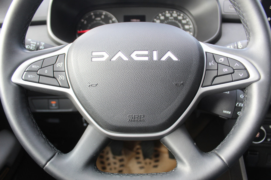 Dacia Jogger 1.0 TCe 110 Extreme 7p. Zeer nette en erg praktische Dacia ! Autm. airco, metallic lak, stoelverwarming, LM wielen+all season banden, cruise control, pdc v+a, dodehoek assistent, camera, navigatie, telefoonvoorb.,  etc.