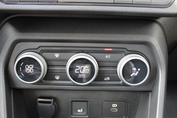Dacia Jogger 1.0 TCe 110 Extreme 7p. Zeer nette en erg praktische Dacia ! Autm. airco, metallic lak, stoelverwarming, LM wielen+all season banden, cruise control, pdc v+a, dodehoek assistent, camera, navigatie, telefoonvoorb.,  etc.