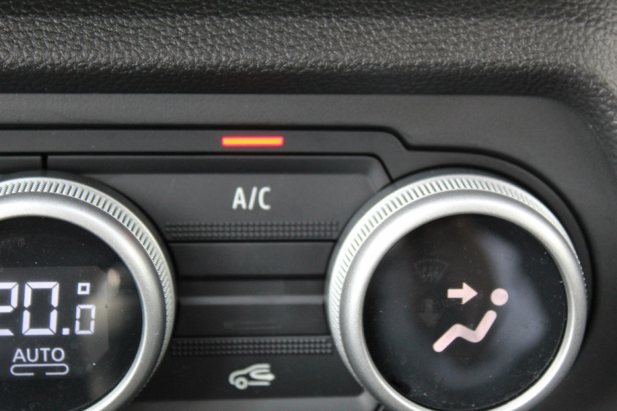Dacia Jogger 1.0 TCe 110 Extreme 7p. Zeer nette en erg praktische Dacia ! Autm. airco, metallic lak, stoelverwarming, LM wielen+all season banden, cruise control, pdc v+a, dodehoek assistent, camera, navigatie, telefoonvoorb.,  etc.