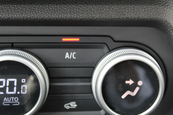 Dacia Jogger 1.0 TCe 110 Extreme 7p. Zeer nette en erg praktische Dacia ! Autm. airco, metallic lak, stoelverwarming, LM wielen+all season banden, cruise control, pdc v+a, dodehoek assistent, camera, navigatie, telefoonvoorb.,  etc.