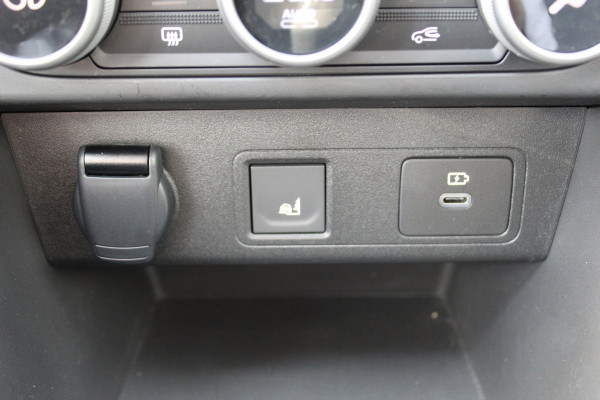Dacia Jogger 1.0 TCe 110 Extreme 7p. Zeer nette en erg praktische Dacia ! Autm. airco, metallic lak, stoelverwarming, LM wielen+all season banden, cruise control, pdc v+a, dodehoek assistent, camera, navigatie, telefoonvoorb.,  etc.
