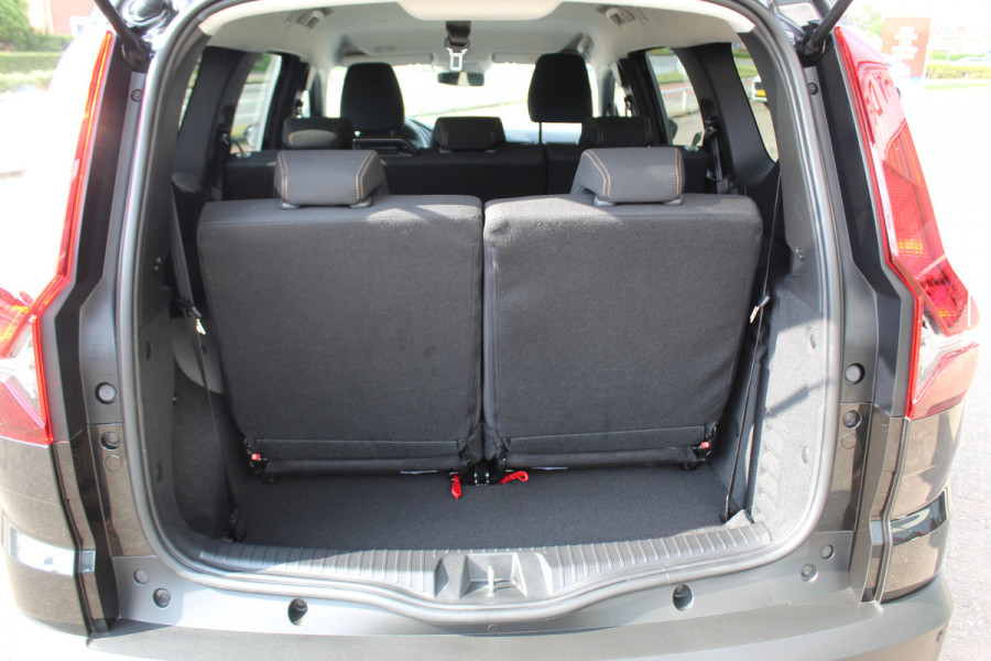 Dacia Jogger 1.0 TCe 110 Extreme 7p. Zeer nette en erg praktische Dacia ! Autm. airco, metallic lak, stoelverwarming, LM wielen+all season banden, cruise control, pdc v+a, dodehoek assistent, camera, navigatie, telefoonvoorb.,  etc.