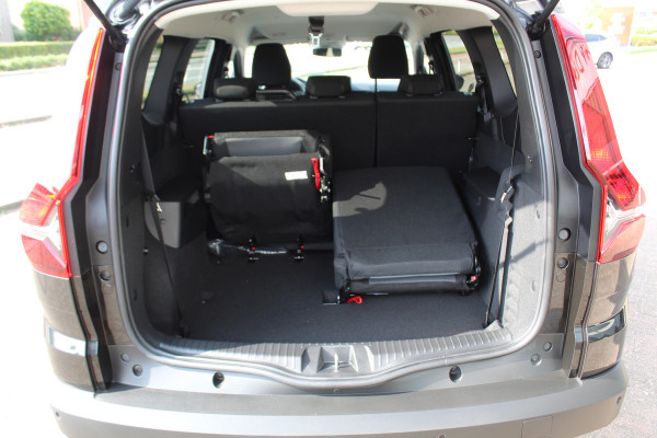 Dacia Jogger 1.0 TCe 110 Extreme 7p. Zeer nette en erg praktische Dacia ! Autm. airco, metallic lak, stoelverwarming, LM wielen+all season banden, cruise control, pdc v+a, dodehoek assistent, camera, navigatie, telefoonvoorb.,  etc.
