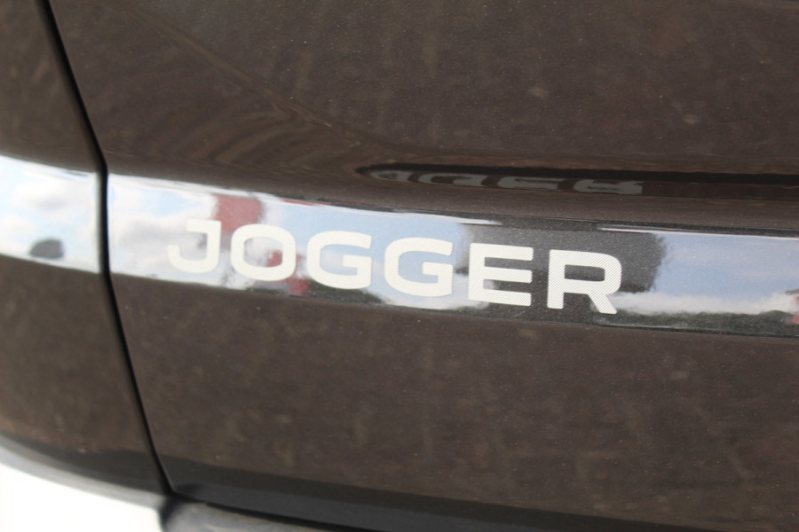 Dacia Jogger 1.0 TCe 110 Extreme 7p. Zeer nette en erg praktische Dacia ! Autm. airco, metallic lak, stoelverwarming, LM wielen+all season banden, cruise control, pdc v+a, dodehoek assistent, camera, navigatie, telefoonvoorb.,  etc.
