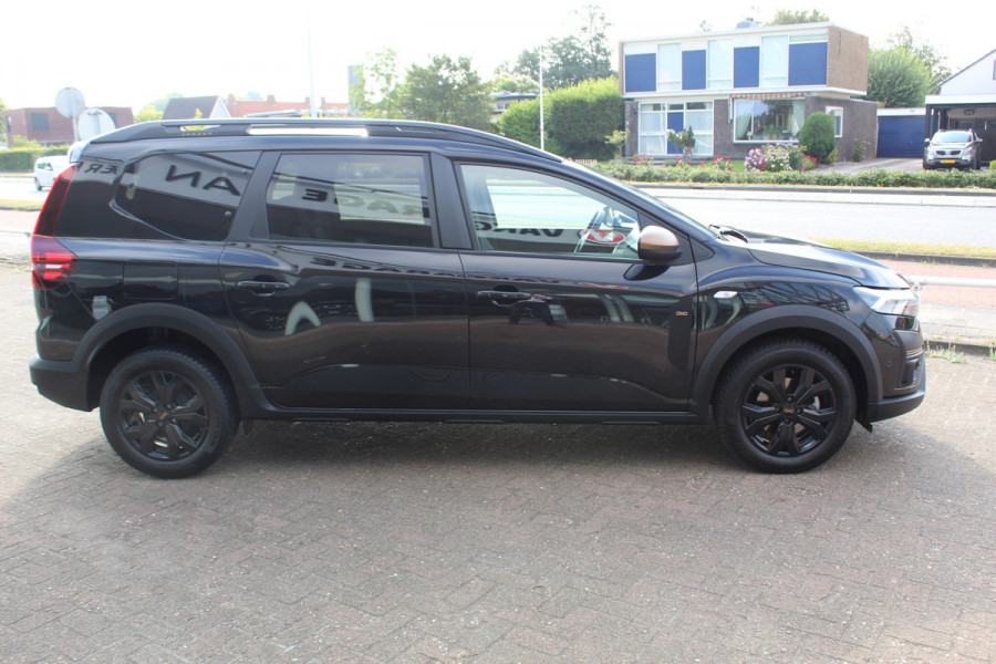 Dacia Jogger 1.0 TCe 110 Extreme 7p. Zeer nette en erg praktische Dacia ! Autm. airco, metallic lak, stoelverwarming, LM wielen+all season banden, cruise control, pdc v+a, dodehoek assistent, camera, navigatie, telefoonvoorb.,  etc.