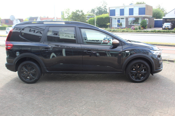 Dacia Jogger 1.0 TCe 110 Extreme 7p. Zeer nette en erg praktische Dacia ! Autm. airco, metallic lak, stoelverwarming, LM wielen+all season banden, cruise control, pdc v+a, dodehoek assistent, camera, navigatie, telefoonvoorb.,  etc.