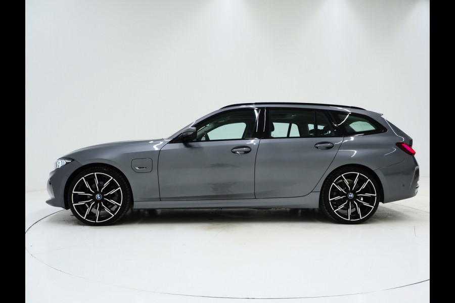 BMW 3 Serie Touring 320e xDrive LCI Shadowline | Panoramadak | LaserLED | HUD | Adaptive Cruise | 360 | Dodehoek | Carplay