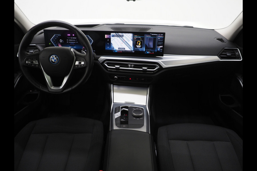 BMW 3 Serie Touring 320e xDrive LCI Shadowline | Panoramadak | LaserLED | HUD | Adaptive Cruise | 360 | Dodehoek | Carplay