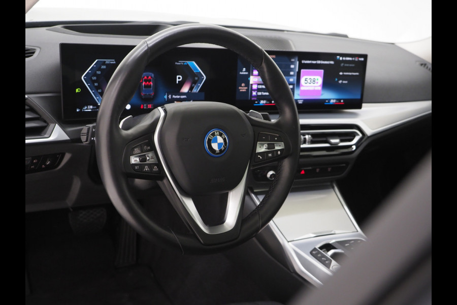 BMW 3 Serie Touring 320e xDrive LCI Shadowline | Panoramadak | LaserLED | HUD | Adaptive Cruise | 360 | Dodehoek | Carplay
