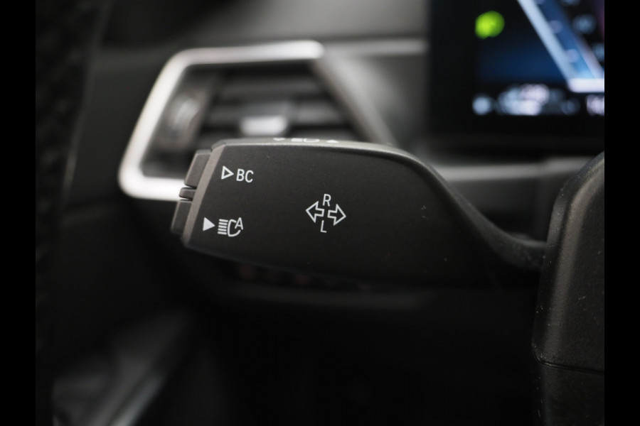 BMW 3 Serie Touring 320e xDrive LCI Shadowline | Panoramadak | LaserLED | HUD | Adaptive Cruise | 360 | Dodehoek | Carplay