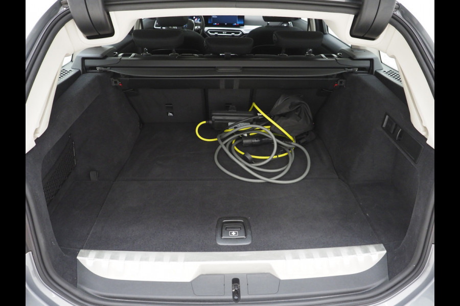 BMW 3 Serie Touring 320e xDrive LCI Shadowline | Panoramadak | LaserLED | HUD | Adaptive Cruise | 360 | Dodehoek | Carplay
