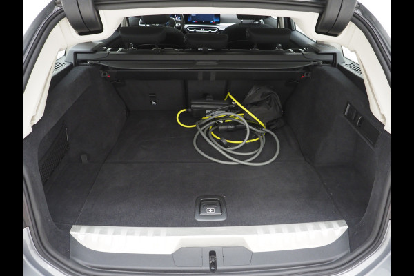 BMW 3 Serie Touring 320e xDrive LCI Shadowline | Panoramadak | LaserLED | HUD | Adaptive Cruise | 360 | Dodehoek | Carplay