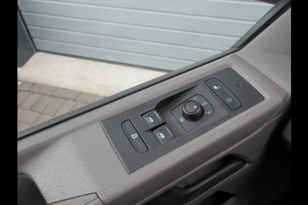 Volkswagen Transporter 2.0 TDI L2, Met Airco, Navigatie, Apple CarPlay, PDC, Trekhaak.