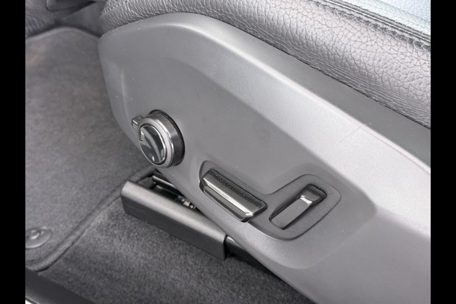Volvo XC60 2.0 T6 Plug-in hybrid AWD R-Design BOMVOL!! | 22K KM!! | STOEL+ACHTERBANK+ STUURVERWARMING | PANO | ELEK. TREKHAAK | ADAP. CRUISRE | MEM. STOELEN | ELEK. ACHTERKLEP | 12 MND BOVAG GARANTIE | DEALER ONDERHOUDEN |