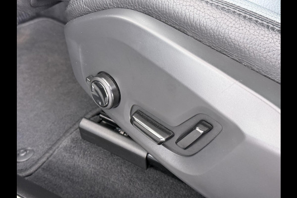 Volvo XC60 2.0 T6 Plug-in hybrid AWD R-Design BOMVOL!! | 22K KM!! | STOEL+ACHTERBANK+ STUURVERWARMING | PANO | ELEK. TREKHAAK | ADAP. CRUISRE | MEM. STOELEN | ELEK. ACHTERKLEP | 12 MND BOVAG GARANTIE | DEALER ONDERHOUDEN |