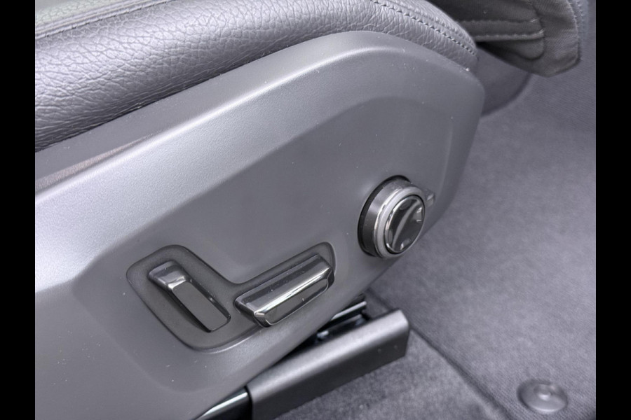 Volvo XC60 2.0 T6 Plug-in hybrid AWD R-Design BOMVOL!! | 22K KM!! | STOEL+ACHTERBANK+ STUURVERWARMING | PANO | ELEK. TREKHAAK | ADAP. CRUISRE | MEM. STOELEN | ELEK. ACHTERKLEP | 12 MND BOVAG GARANTIE | DEALER ONDERHOUDEN |