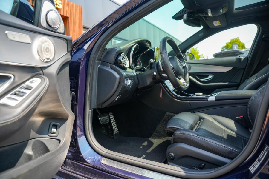 Mercedes-Benz C-Klasse 180 Business Solution AMG Panoramadak 3D Burmester Ambient Camera Stoelverwarming Leer Cruise Control