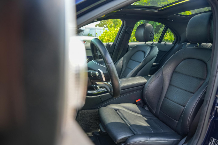 Mercedes-Benz C-Klasse 180 Business Solution AMG Panoramadak 3D Burmester Ambient Camera Stoelverwarming Leer Cruise Control