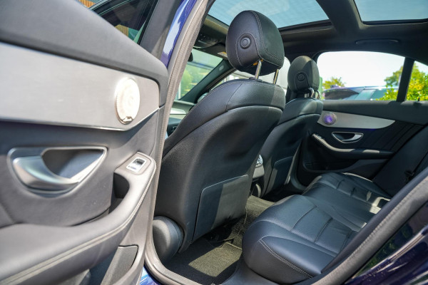 Mercedes-Benz C-Klasse 180 Business Solution AMG Panoramadak 3D Burmester Ambient Camera Stoelverwarming Leer Cruise Control